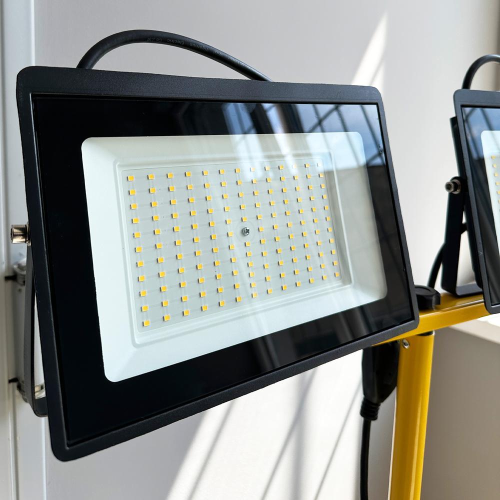LED-halogen bygglampa på stativ RSL006-2x100N