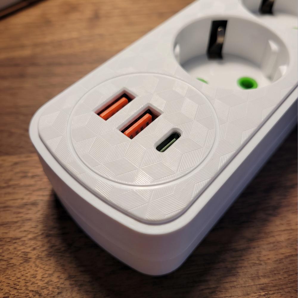 Multipresa con prolunga, 3 prese + 2 porte USB-A + USB-C JNH024-3B White