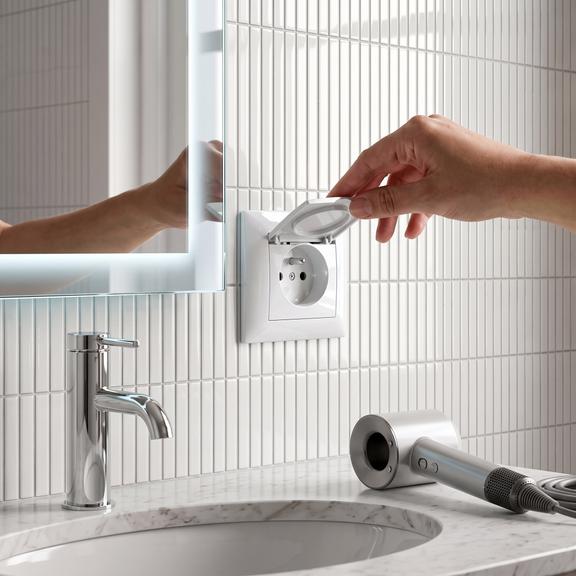 Vienvietīga rozete ar zemējumu un vāciņu OSTE JNH005-G White